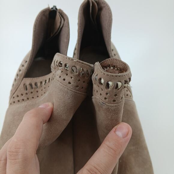 Vince Camuto French Taupe True Suede Split Shaft Ankle Bootie Womens 7 Neutral - Picture 4 of 9